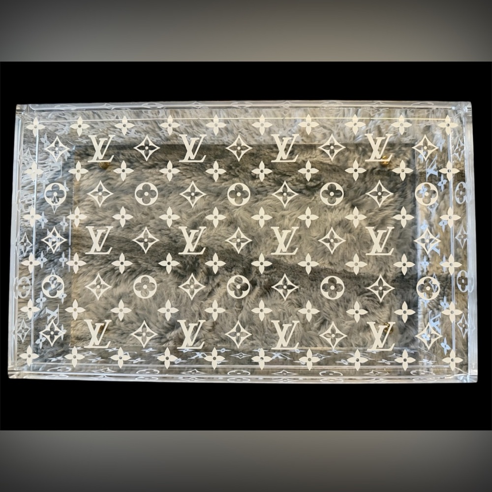 Louis Vuitton Beautiful Acrylic case with Lid!